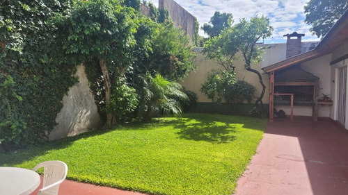 El Palomar ,propiedad En Dos Plantas De 5 Ambientes En Dos Plantas Tres Baños Patio, Quincho Con Cocina ; Parrilla,jardin Y Garage Cubierto. Permuto Por Departamento En Caseros F: 8940
