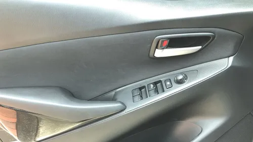 Mazda 2 Touring Sedan 2020