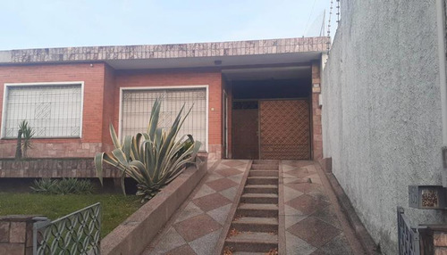 Venta Casa Cerro Calle Grecia, 2 Dormitorios, Entrada Para Auto, Títulos Y Planos.