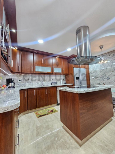 Casa En Venta Los Castores Totalmente Remodelada, Amoblada Acabados De Lujo.