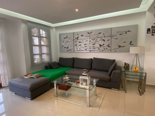 Imagen 10 de 30 de En Venta Moderna E Impecable Casa En Res. Pueblo Viejo.