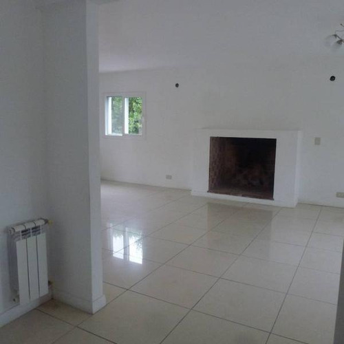 Pilar Del Este, Bªlos Jazmines, Casa En Venta, Excelente Ubicación Con Frente Al Parque Central, 5 Dormitorios