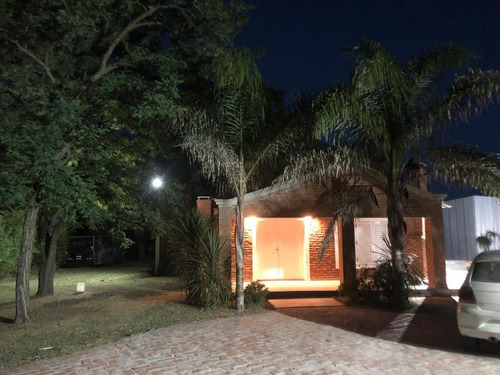 Casa En Venta - 5 Dormitorios 4 Baños - 10.062mts2 - San Miguel Del Monte
