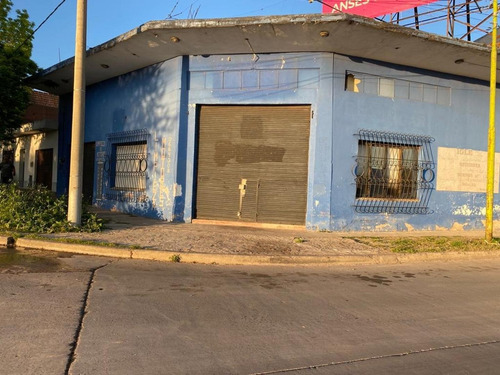 Imagen 2 de 12 de Galpón Con Dos Departamentos En Venta