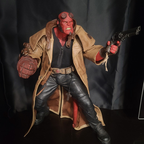 Hellboy Mezco 45cm Neca Mcfarlane Hot Toys Sideshow (Usado)