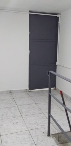 Imagem 4 de 25 de Salão /sala Comercial Ideal Para Estoque / Depósito De Mercadorias, Local Seguro, Com Estacionamento No Local A 20 Metros Da Ladeira Porto Geral, 100 Metros Da Rua 25 De Março