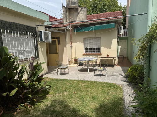 Venta De Casa 4 Amb. Con Jardin Y Cochera , Haedo