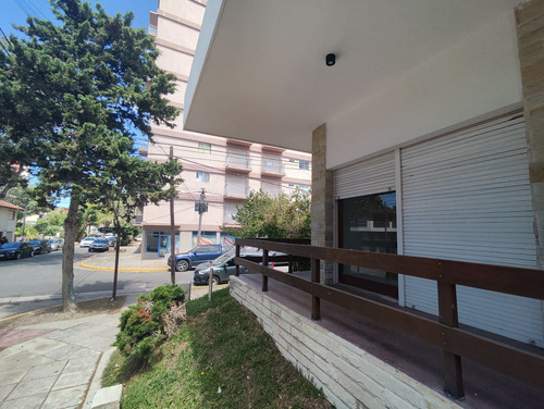 Amplia Casa En Esquina De 4 Ambientes A 2 Cuadras Del Mar!