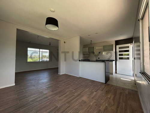 Venta | Casa 2 Dormitorios + Comodin. Fisherton, Rosario.