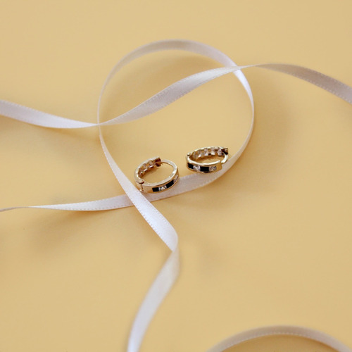 Huggies De 14k En Forma Circular Con Zirconias