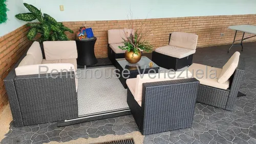 Agp Fabulosa Casa Remodelada. En Venta En La Boyera, Ubicada En Calle Cerrada 25-12979 Ys