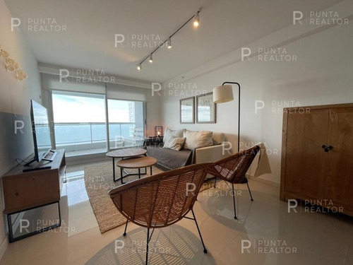 Apartamento Con Vista Al Mar Y Parrilla En Alquiler En Playa Brava, Punta Del Este, Uruguay