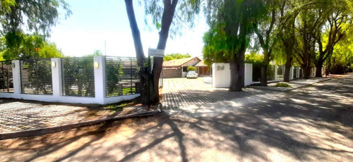 Casa En Venta De 5 Dorm. En Colina