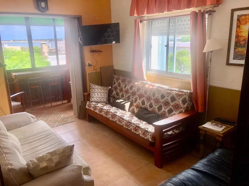 Hermosa Casa En Piriapolis Para Alquiler Con Vista Al Mar Y Barbacoa Techada A Una Cuadra Del Centro