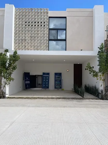 Casa De 3 Rec. En Privada Con Paneles Solares, Cerca De Altabrisa. Boreana
