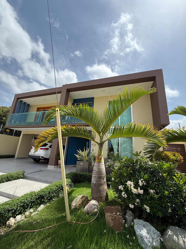 Moderna Casa En Venta En Gurabo