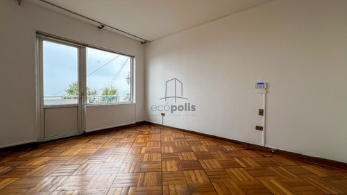 Encantadora Casa Con Diseño Clásico Y Vista Al Mar En Viña