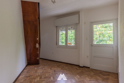 Venta De Casa En La Blanqueada Con Garaje Y Jardín