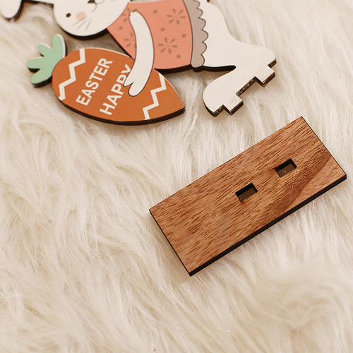 Accesorios Lindos De La Decoración De Sosteniendo Zanahoria
