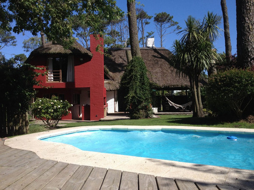 Imagen 1 de 14 de Pinares, 4 Dormitorios, Piscina Climatizada, Alquilo, Punta Del Este, Cabaña, Parrillero,