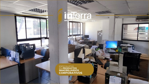 Importante Edificio Corporativo, Depósitos, Estacionamiento Interno Para Muchos Vehículos. Próximo A Tres Cruces Y Nuevo Centro. Mucha Presencia.