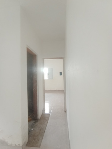 Casa 2 Dormitórios Em Bairro Residencial, Próximo A Comércios, Escolas, Transportes E Muito Mais!