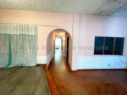 Casa En Alquiler Con Amplios Espacios En San Ignacio Maracay Estacionamiento Techado Agua Constante Estef 25-3327