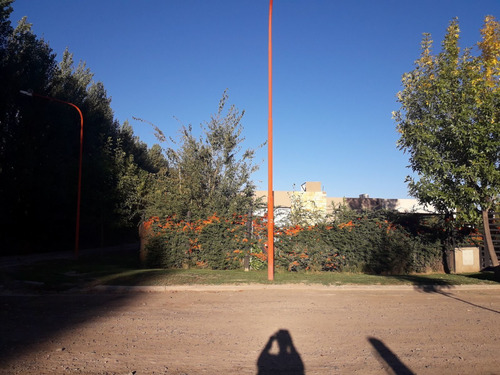 Casa En Venta De 2 Dormitorios Con Pileta En Manzanar Kossman En Cipolletti