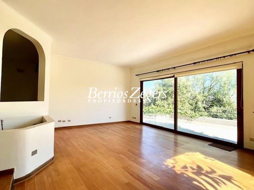 Casa En Venta De 7 Dormitorios, 6 Baños . En Las Condes Alto