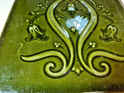 Imagen 2 de 4 de Antiguo Azulejo Mayólica Relieve Verde Motivo Floral 7584