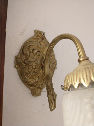 Imagen 2 de 4 de Antiguo Aplique De Bronce Con Tulipa De Opalina
