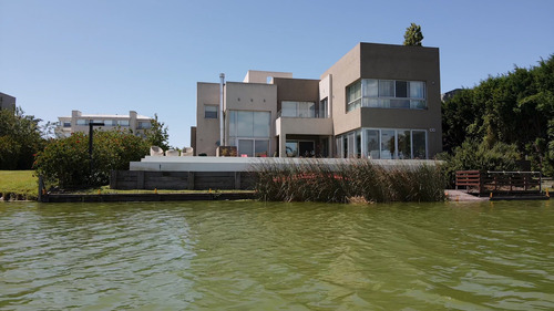 Casa En Venta Con Vista Amplia Al Canal En Nuevo Quilmes