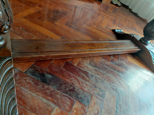 Mesa De Comedor Estilo Francés Tallada Con Vidrio Madera Oscuro Medio Madera Oscuro Medio (Usado)