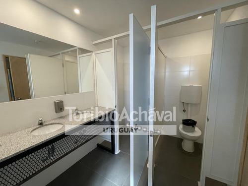 Imagen 14 de 17 de Excelente Local/salón De Eventos Sobre Amplio Terreno Parquizado- Colonia