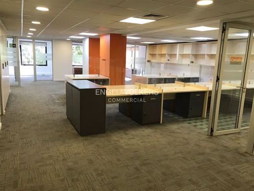 Arriendo Amplisima Oficina Amoblada En Edificio Boutique