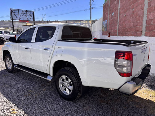 Mitsubishi L200 2.4 Cabina Doble 4x2 Mt