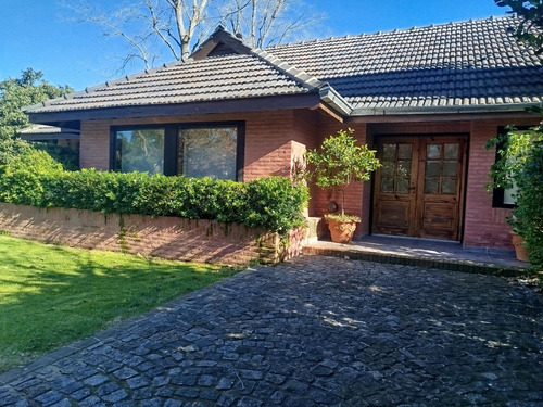 Casa En Alquiler De 3 Dormitorios En Impecable Estado Amoblada Y Equipada