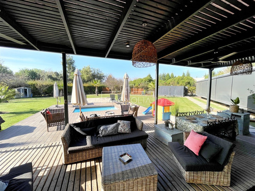 Casa En Arriendo De 5 Dorm. En Cond El Algarrobal