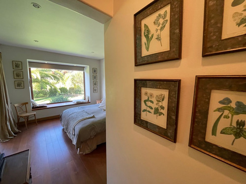 Casa Con Gran Jardín Formado En Dos Sitios