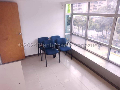 Vendo Estupenda Oficina Remodelada De 46.8 Mts2 Chacaito !!! Consta De 4 Ambientes , Recepción, 2 Oficinas Cerradas Y Otro Ambiente Para Reuniones Y Trabajo...excelente Inversión...!!