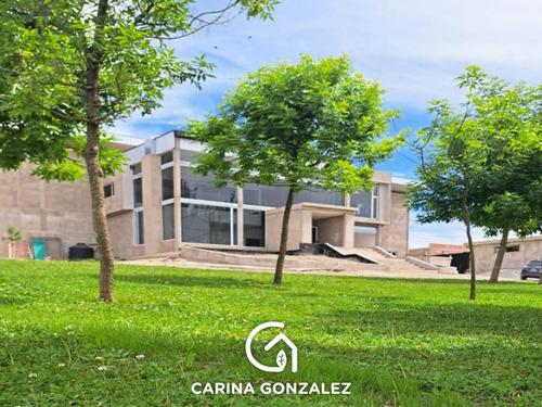 Edificio Comercial En Centenario Base Operativa