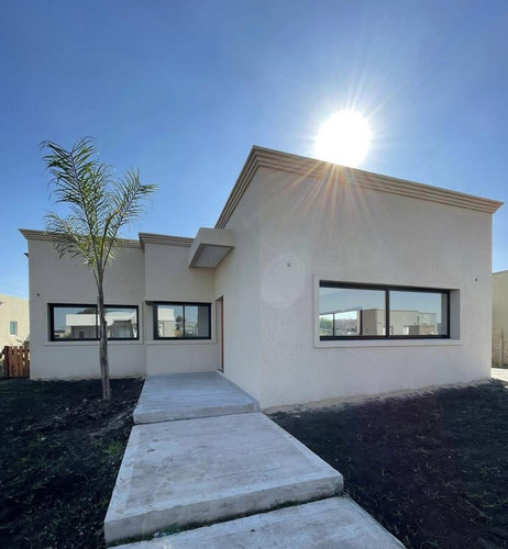Imagen 2 de 21 de Casa De 4 Ambientes En Venta En San Ramiro, Pilar Del Este.