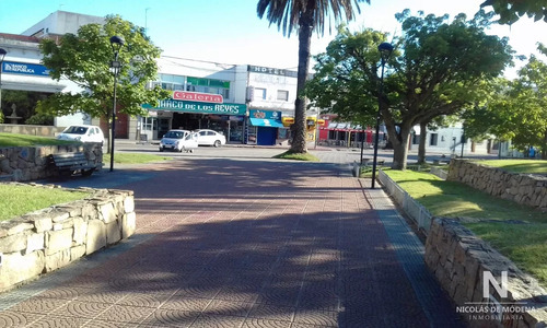 Hotel En Venta ( Ideal Para Hacer Aptos, Esta Frente A La Plaza De Maldonado)
