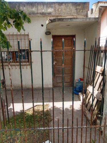 Real Oportunidad De Inversión De Amplia Casa De 3 Ambientes Con Garage Y Terreno, En El Barrio Los Pinares