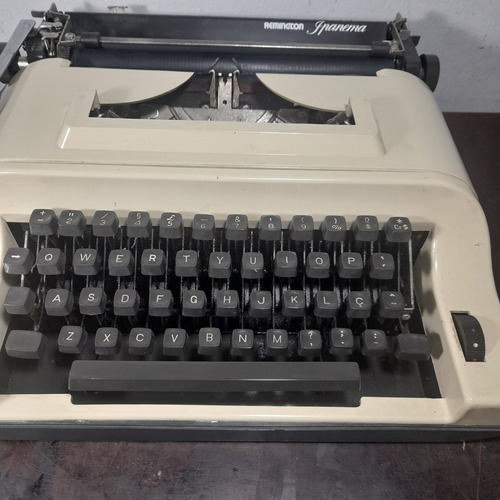 Imagem 2 de 7 de Máquina De Escrever Funcionando Antiga Remington Ipanema