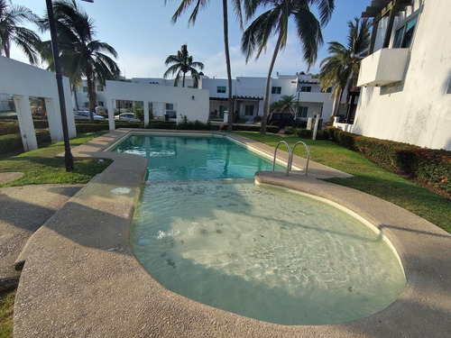 Casa En Venta En Col. Ricardo Flores Magon, Ver