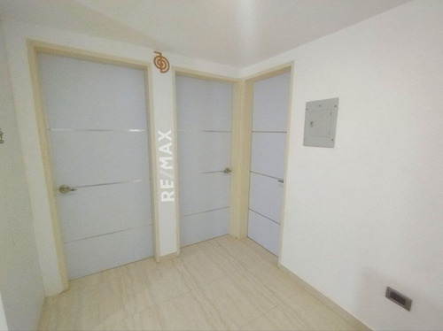 Townhouse En Conjunto Residencial La Rosaleda, Urbanizacion Sabanamar, Isla De Margarita