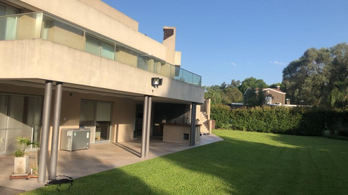 Imagen 7 de 17 de Casa Venta 5 Amb. Parque Y Pileta B Cerrado Casco Leloir