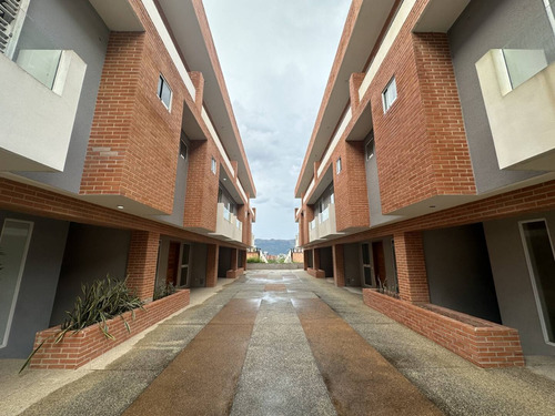 Leidy Galviz Vende Townhouse En Mañongo Cod 206627