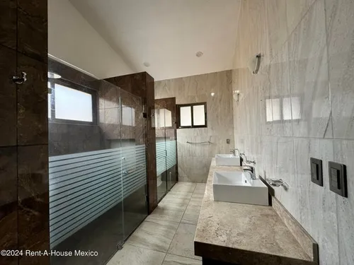 Renta - Vista Real. Casa, Cuarto De Servicio, 4 Recámaras, Alberca, Área De Tv